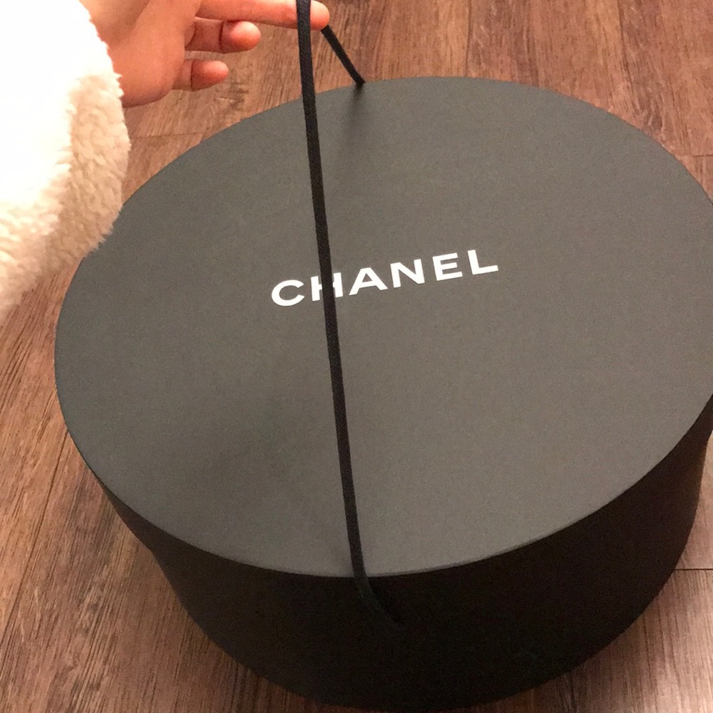 Chanel rounded box - Picture 2 of 7